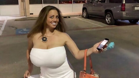 OMG she’s carrying so much of weight 😵