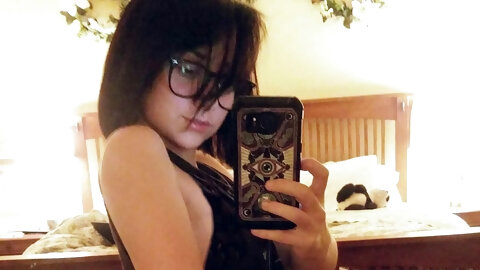 Hey guys, this girl's wearing glasses!